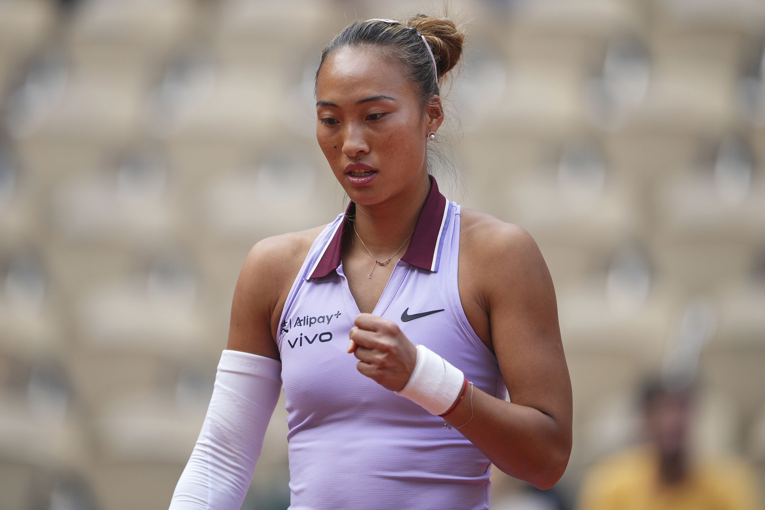 🎾法网1/8决赛：郑钦文2-1力克萨姆索诺娃晋级八强，刷新个人法网最佳战绩