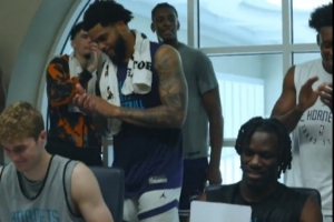 欢迎大会黄蜂4名新秀签约 三球&amp;格威&amp;小桥等老球员鼓掌欢迎