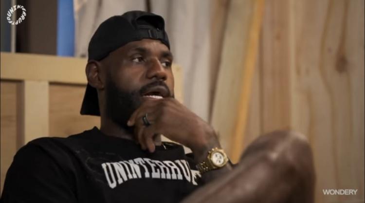 詹姆斯：我认为成为一名好教练首先要有沟通能力 而且能准备充分