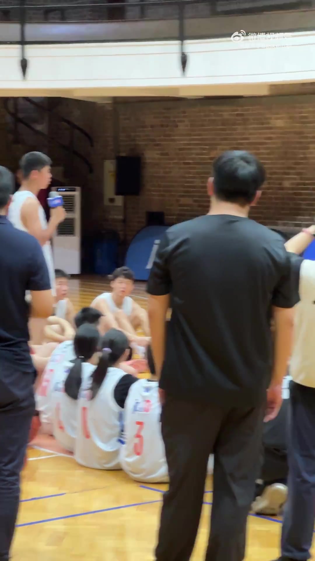 开云体育APP官网-爱德华兹自信回应单挑乔丹：我能战胜篮球之神