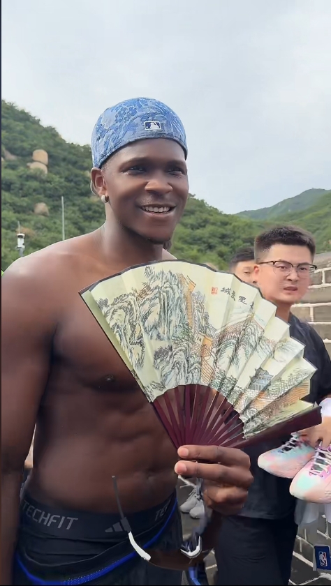 开云APP下载地址-华少长城直播秀身材 持扇半裸与兄弟舞旗驾骆驼引关注