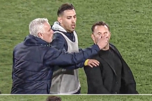 开云体育平台在哪里注册-加拉塔萨雷高层谈穆帅捏鼻子事件：知道他很疯狂，没想到这么疯狂