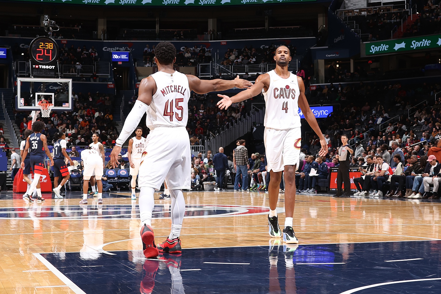 开云APP下载地址-灵犀一点！米切尔口袋妙传 莫布里心领神会空接扣篮